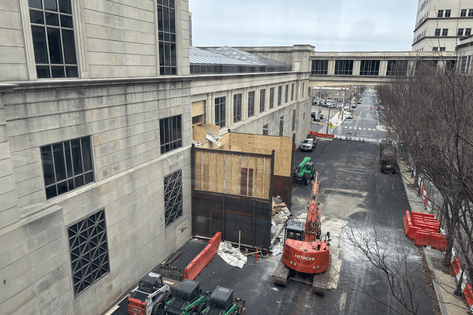 Tight landing area for debris during demolition